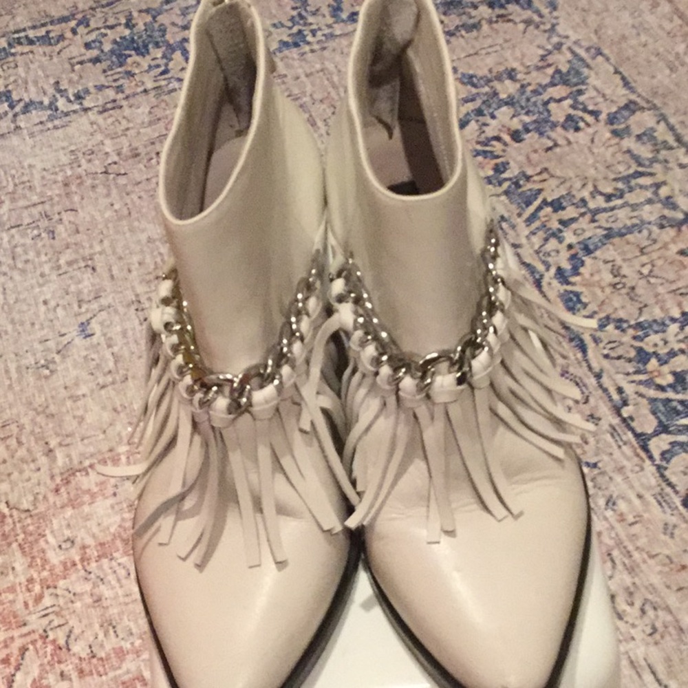 SENSO bone color ankle boots w fringe/silver chain